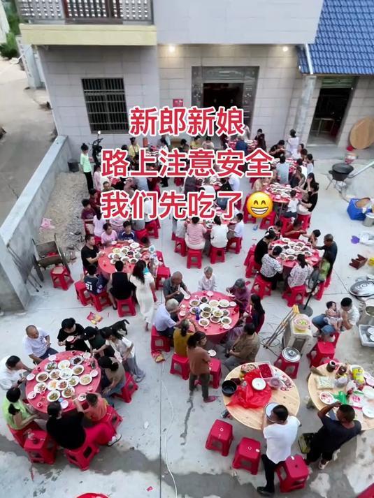 国庆结婚堵高速！新人在三百公里外“云吃席”，评论区却暖哭了家人们谁懂啊！国