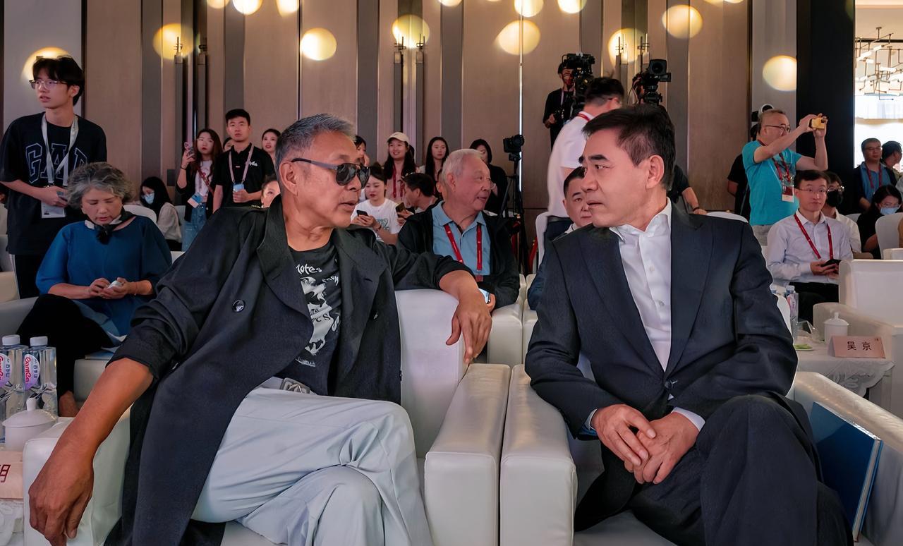 感觉陈道明在陈宝国面前，总想“嘚瑟”一下？陈道明身穿黑色风衣内搭印花上衣，戴着
