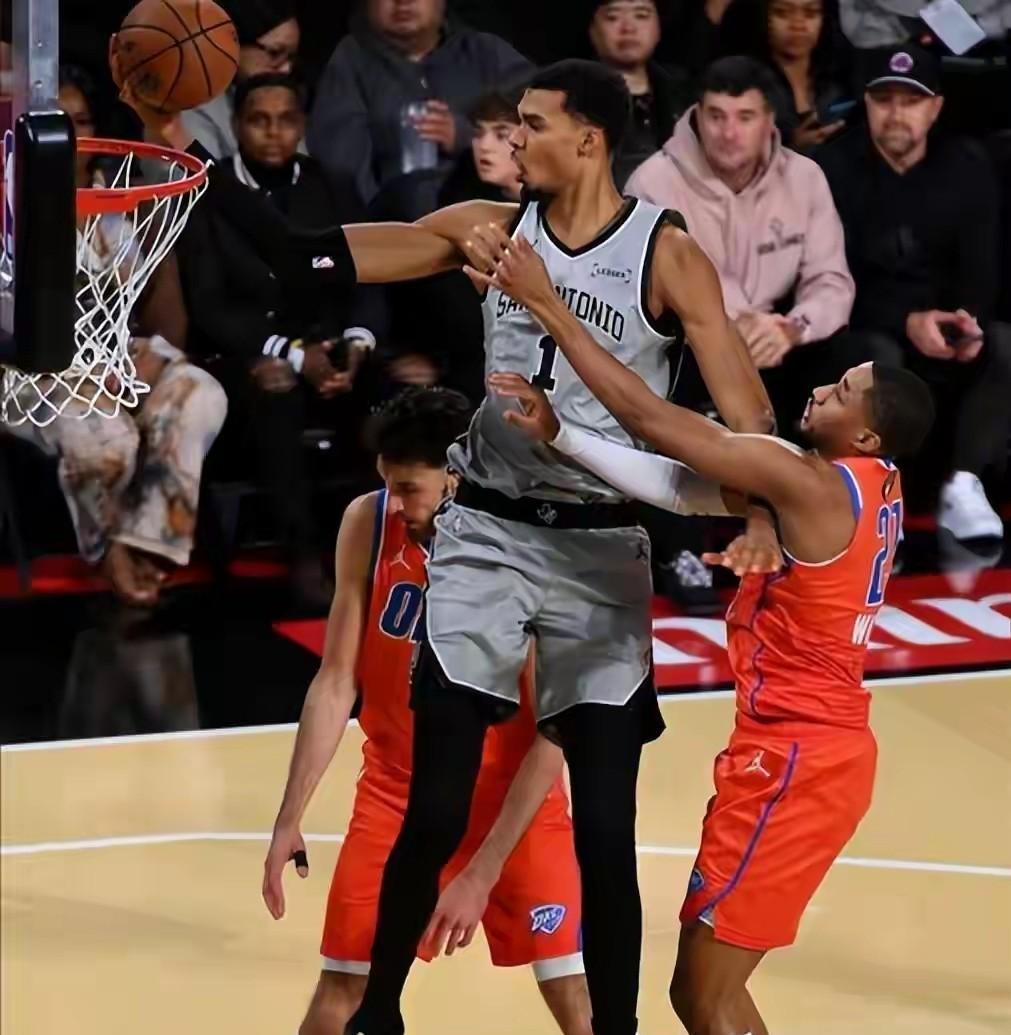 雷霆狂输马刺20分，破勇士73胜记录梦碎！如果说上一场输马刺为爆冷，文班亚马替补