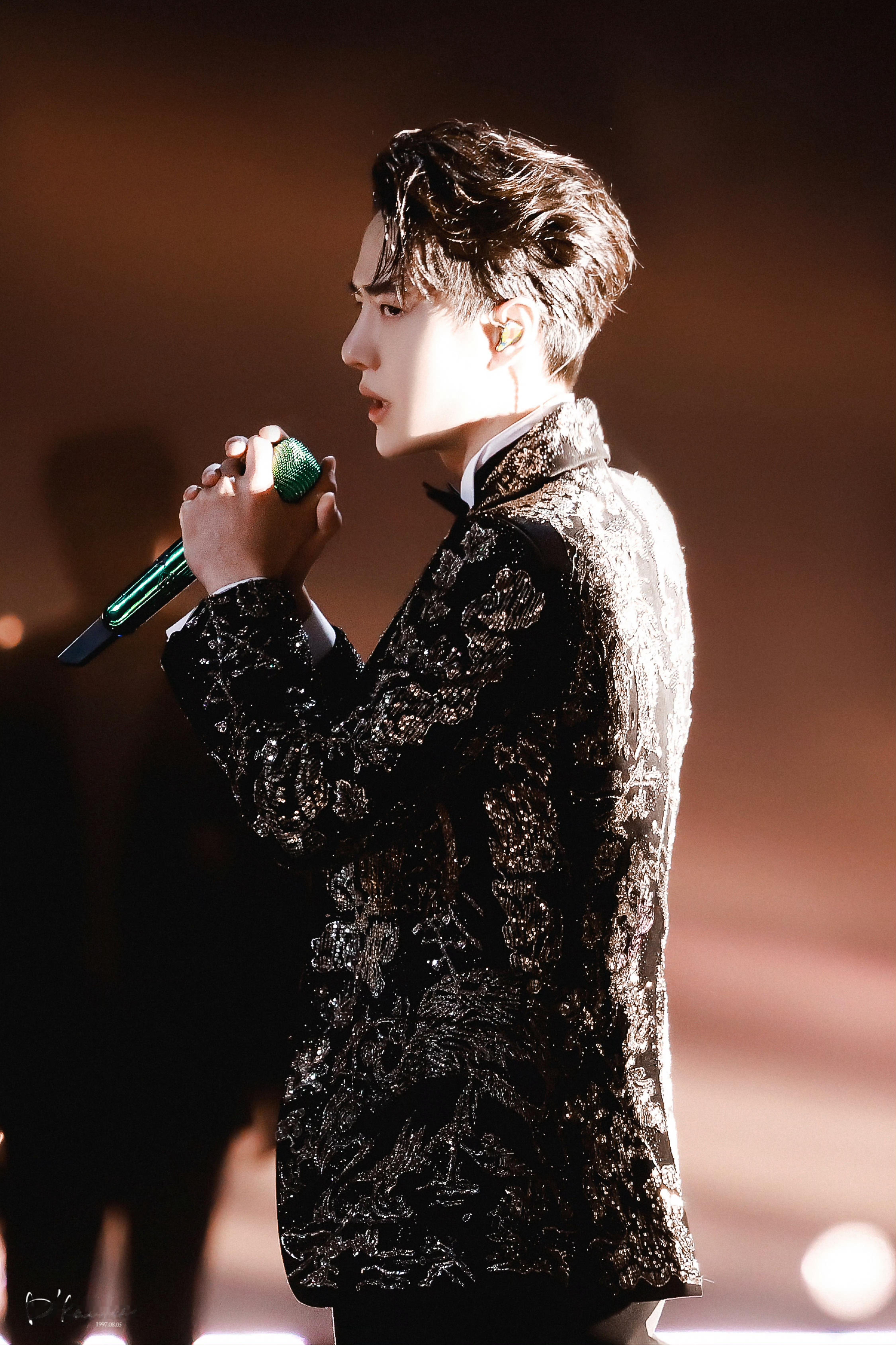 王一博温柔强大的心态每一次舞台都有所呈现王一博大魔王品牌全球代言人王一博