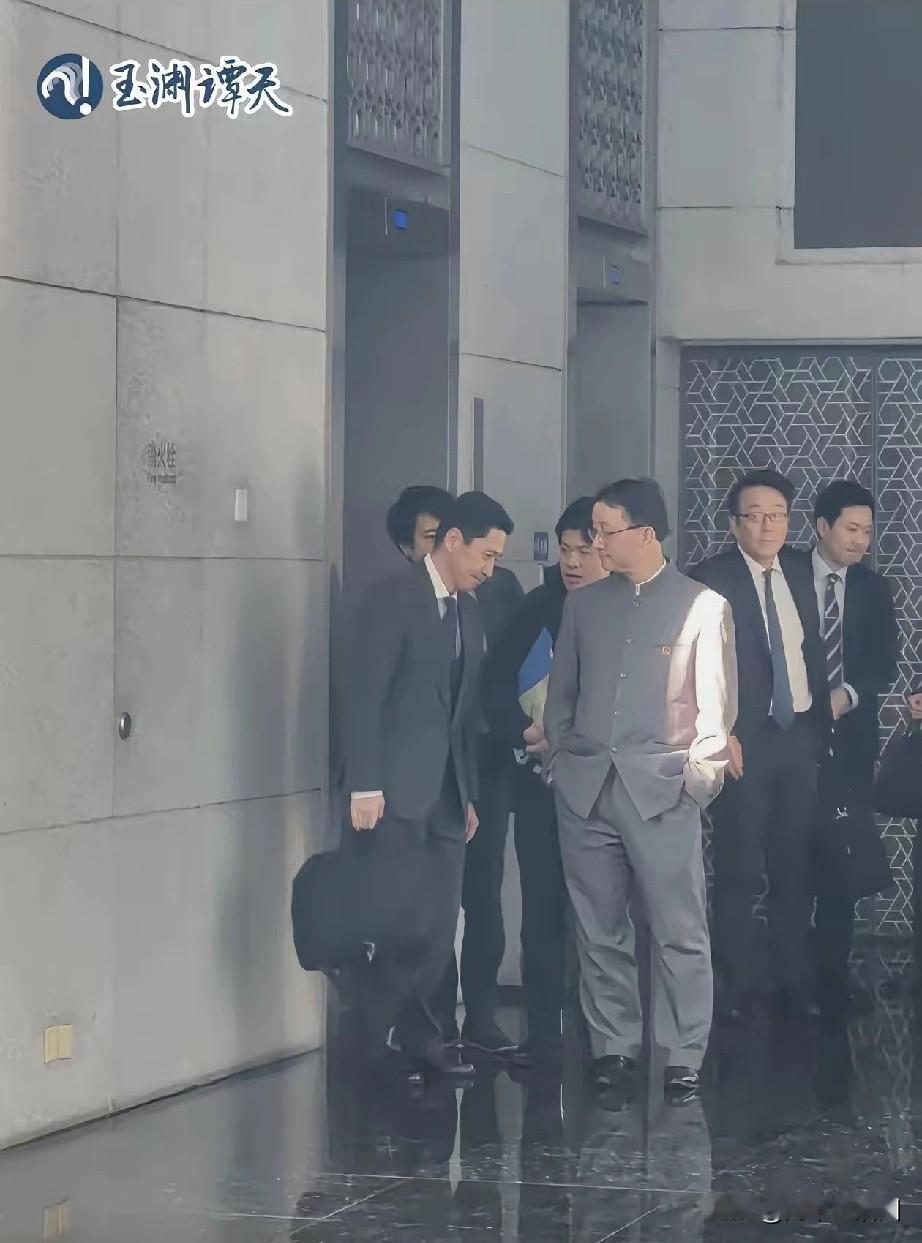 看到刘司长这一幕太提气了，只见他穿着中山装，胸前国徽熠熠生辉，双手插兜站得笔直，