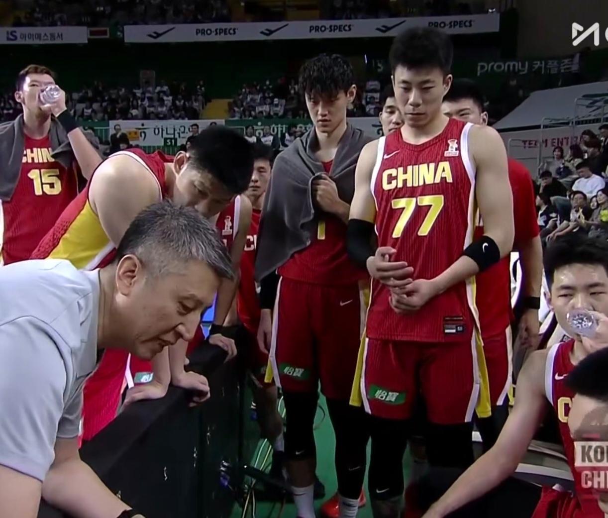 中国男篮想要彻底走出低谷，需要做出以下四个重要改变：1，先从降薪开始！球员球技