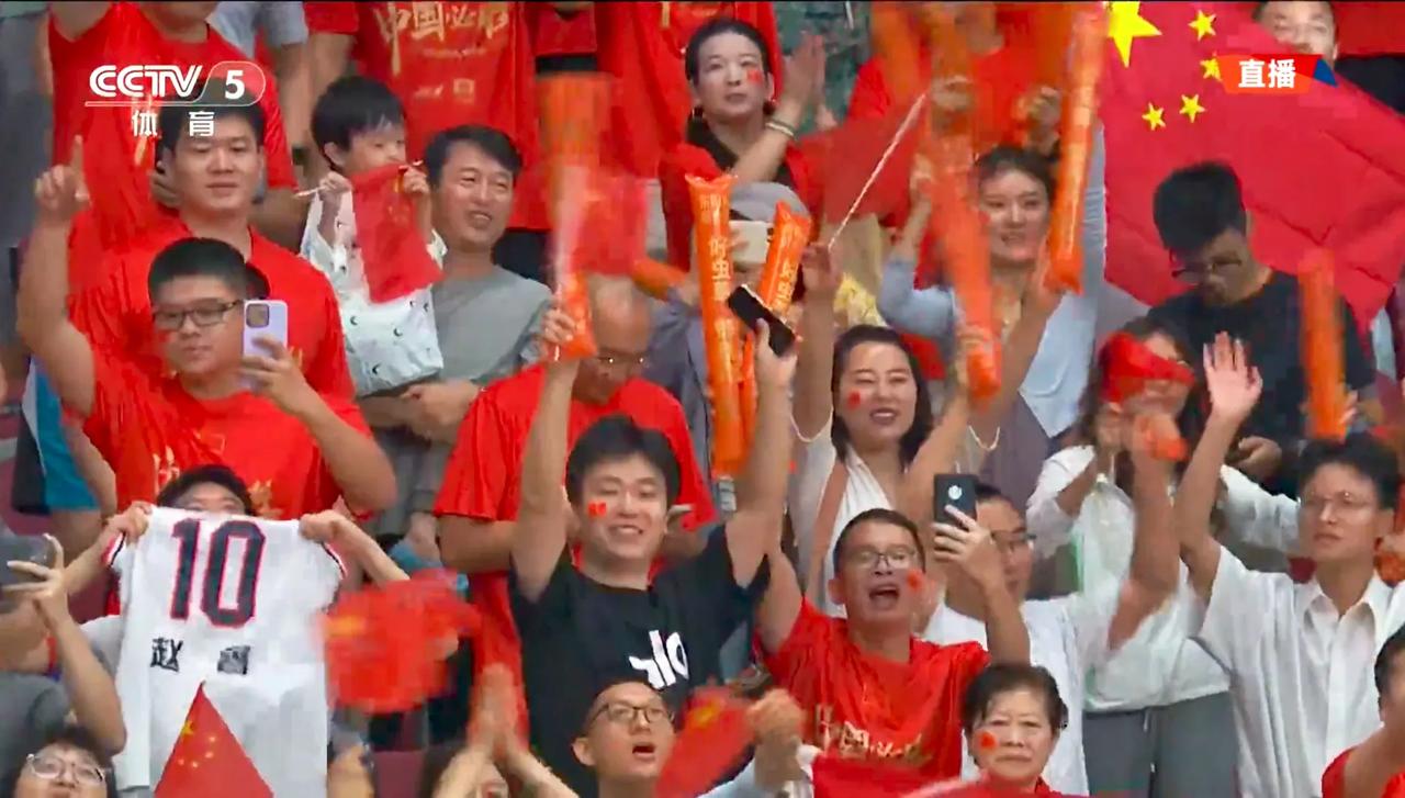 太燃了，现场彻底被中国男篮疯狂的进攻点燃了……赛前所有的前瞻都没敢这样预测，赛前