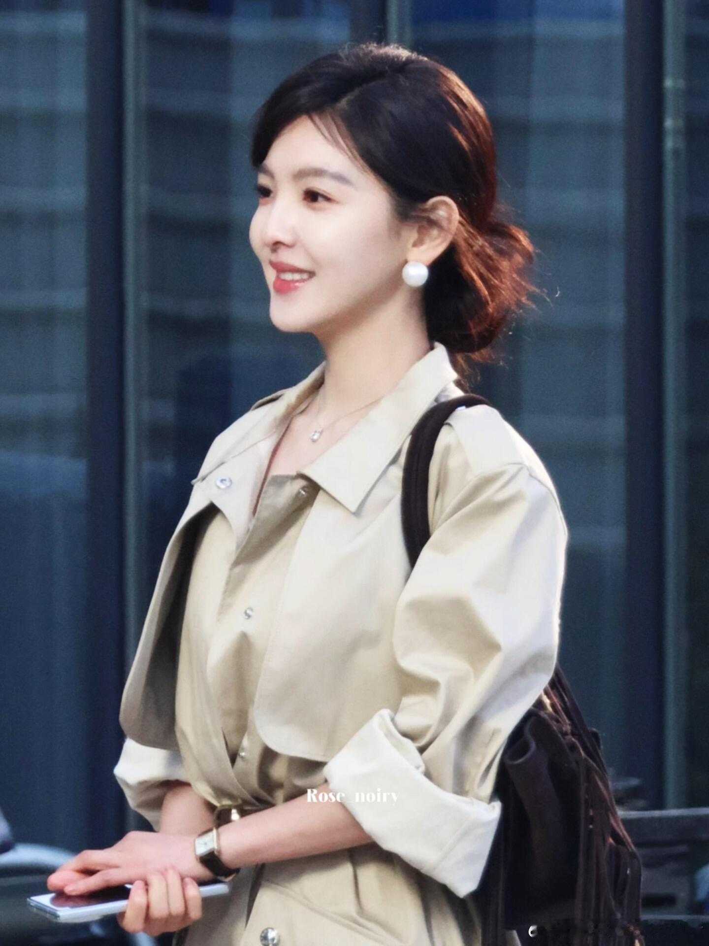 百变章若楠，沈千盏开拍数日的三套Look，搞事业的女人超有魅力