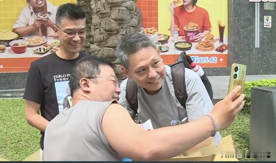 说到做到，蓝营名嘴谢寒冰兑现承诺，现场卖力发放鸡排。派发现场民众大排长龙，谢寒冰