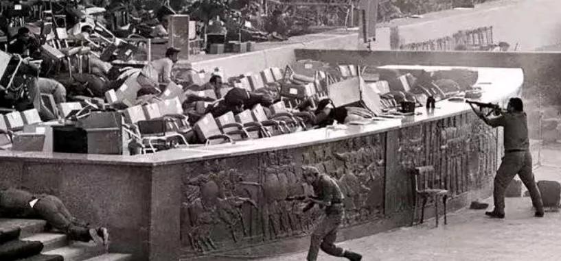 1981年，埃及总统萨达特正在阅兵，突然4名士兵脱离方阵跑向检阅台，萨达特