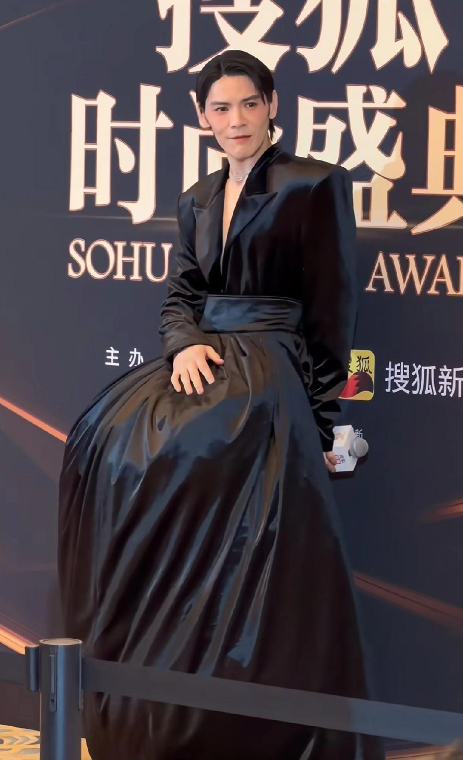 你以为向佐红毯又翻车了？他团队等这句嘲笑已经等了三年。所有调侃他“把桌子穿身