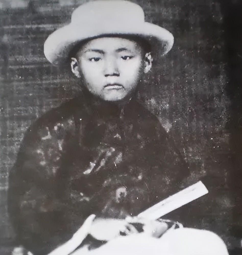 1920年，山东曲阜，孔府接到死讯：衍圣公死在京城，小妾肚子里那个要是闺女，孔家
