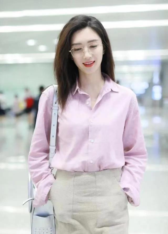 江疏影穿搭封神！江疏影这组春日私服太绝了✨粉衬衫+卡其半裙，温柔又高级。