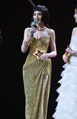 看了彭小苒的国剧盛典活动造型，我好像看到了一片金山，光闪闪的样子，吸睛十足！