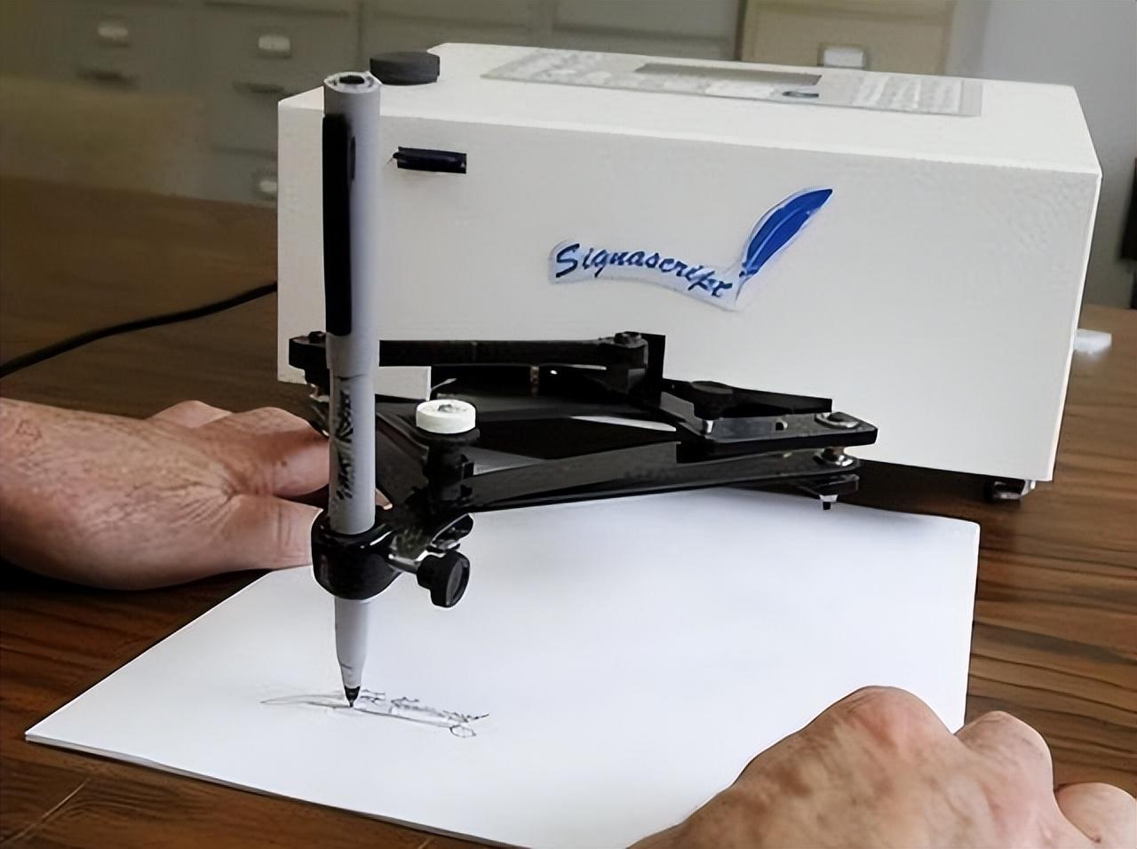 这事闹得挺大！拜登可能根本“没当过”总统！好些文件上的签名。据说都是机器