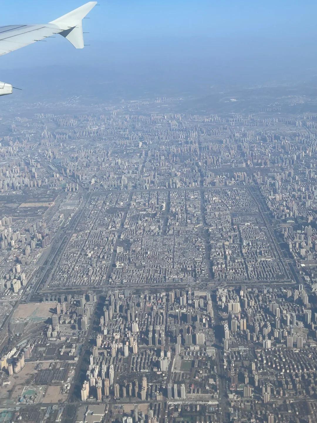 西安的城市骨架确实跟武汉、重庆这些南方城市路子不同。它稳稳当当地坐在关中平原上，
