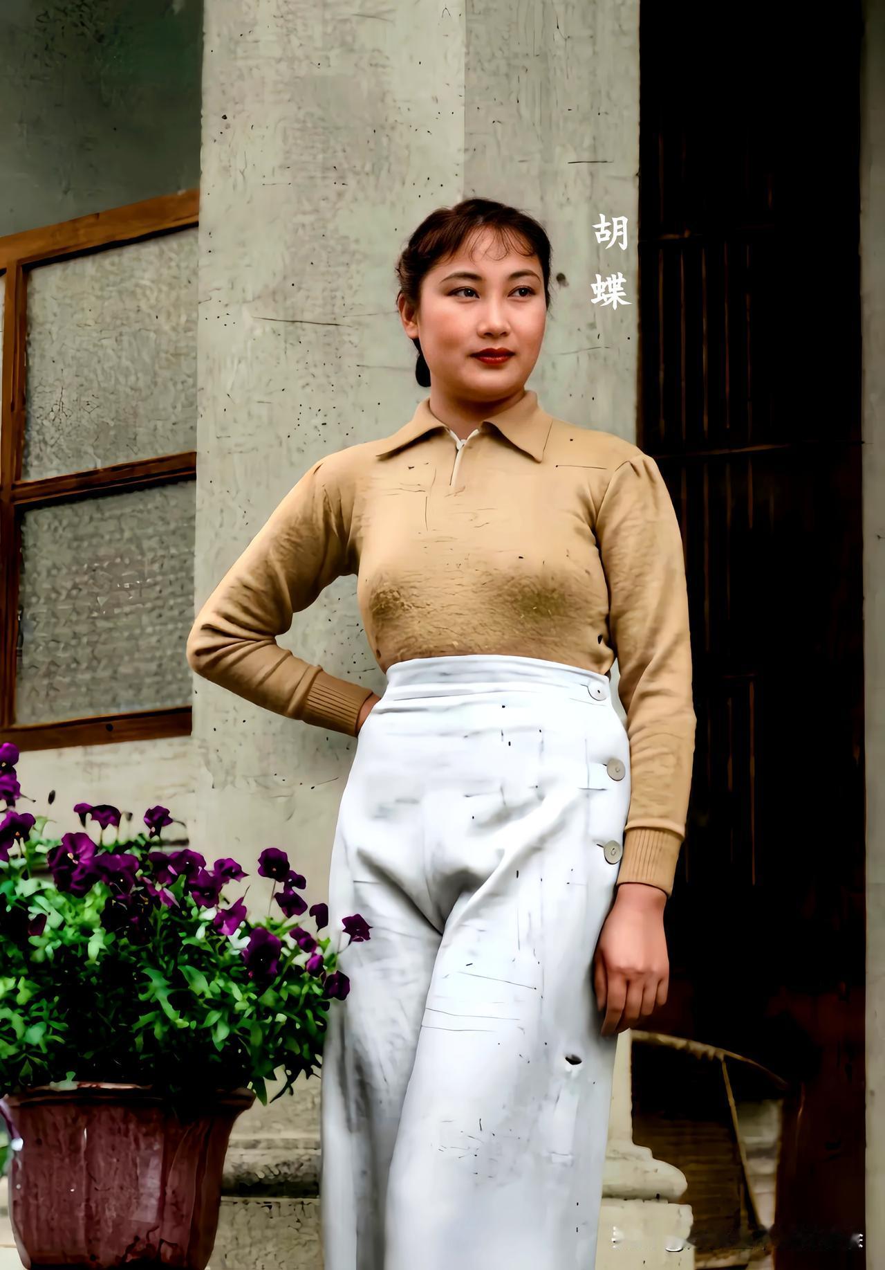 这是1930年代民国第一美女胡蝶在上海住所内留下的一张留影老照片，这绝非演戏，确