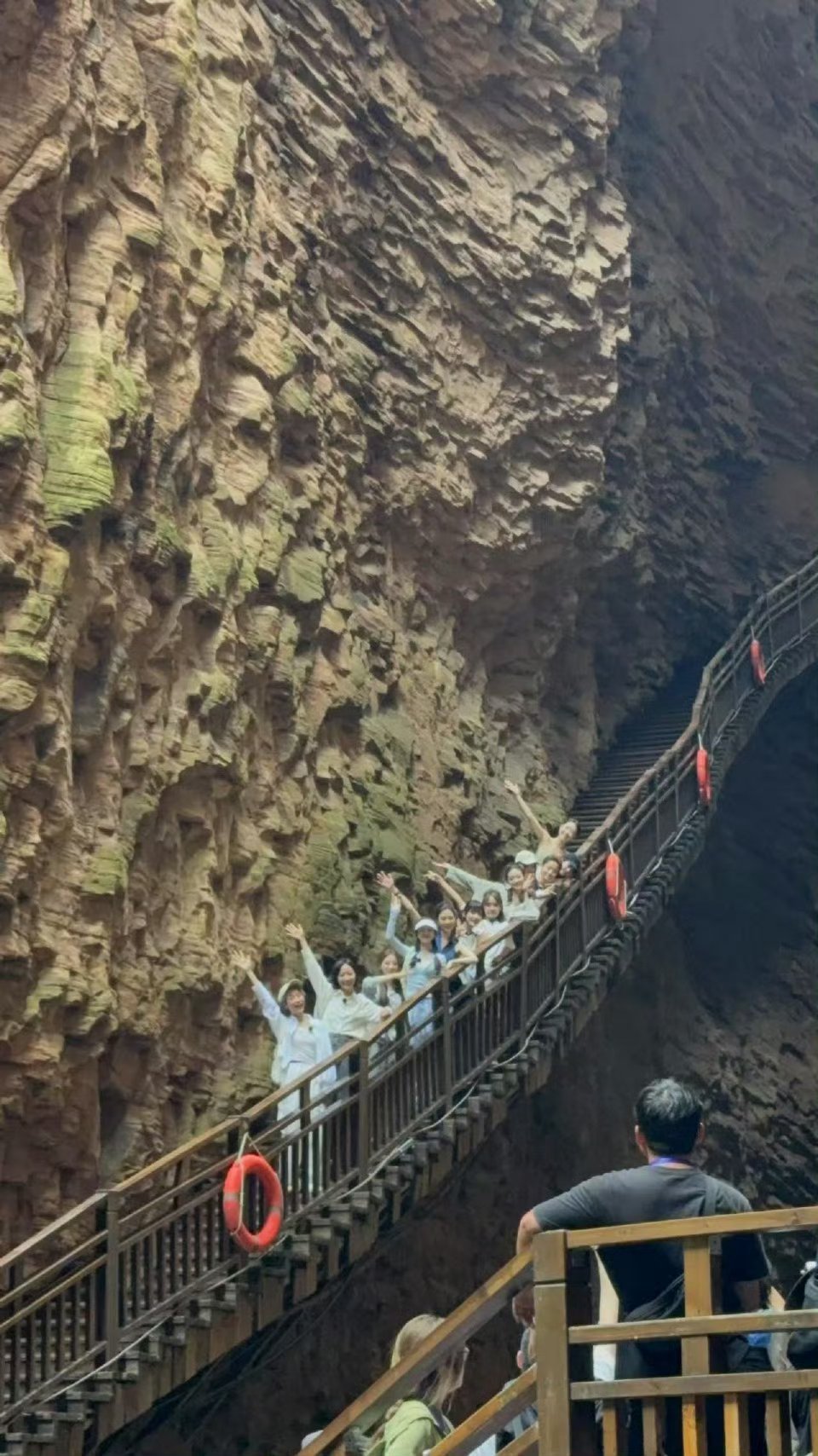 浪姐团综团魂这一刻具像化了哇塞，姐姐们去了大峡谷一起拍了照看到了团魂的具像化[