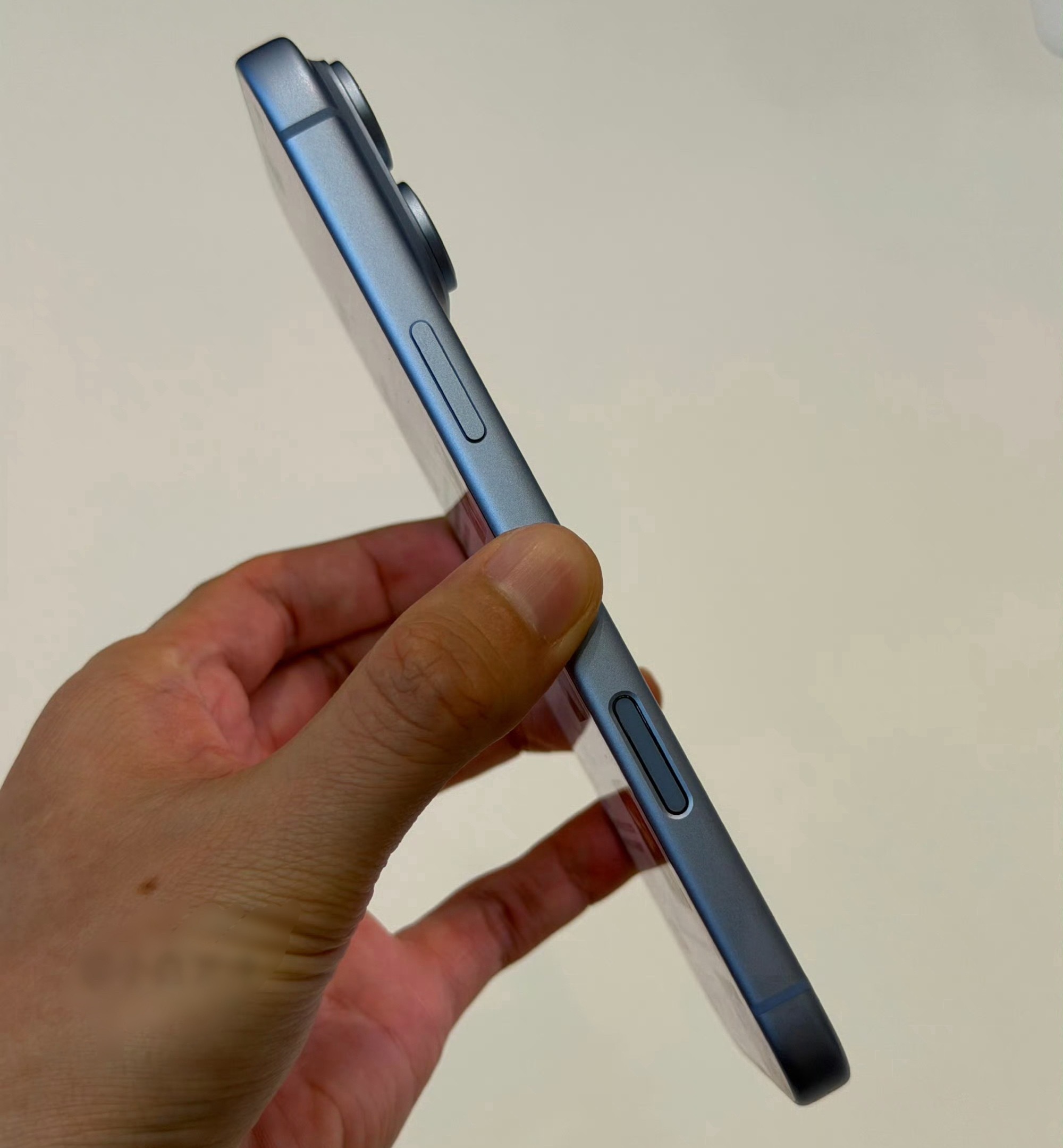 iPhone18Pro颜色iPhone18Pro冰川蓝真机上手实拍，这款颜色