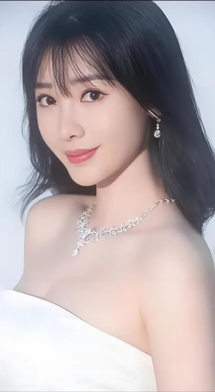 柳岩，中国内地女演员、主持人。一路跨界逐梦，在荧幕上不断突破自我，凭借《梦华录》