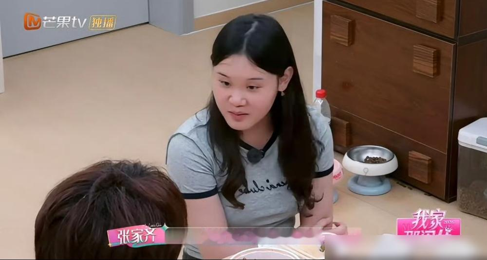 奥运冠军张家齐盯着别人父子，脱口而出：你爸爸不能是我爸爸吗？综艺《我家那闺女》里，邵兵儿子邵子恒聊起