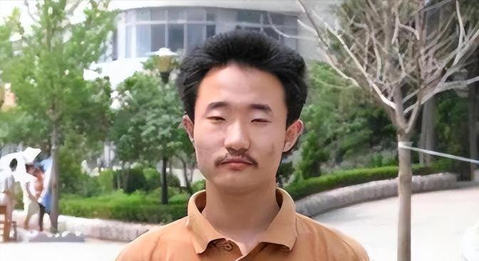 2004年，他考了749分，离高考总分只差1分，成为山东高考状元，轰动全国，然而