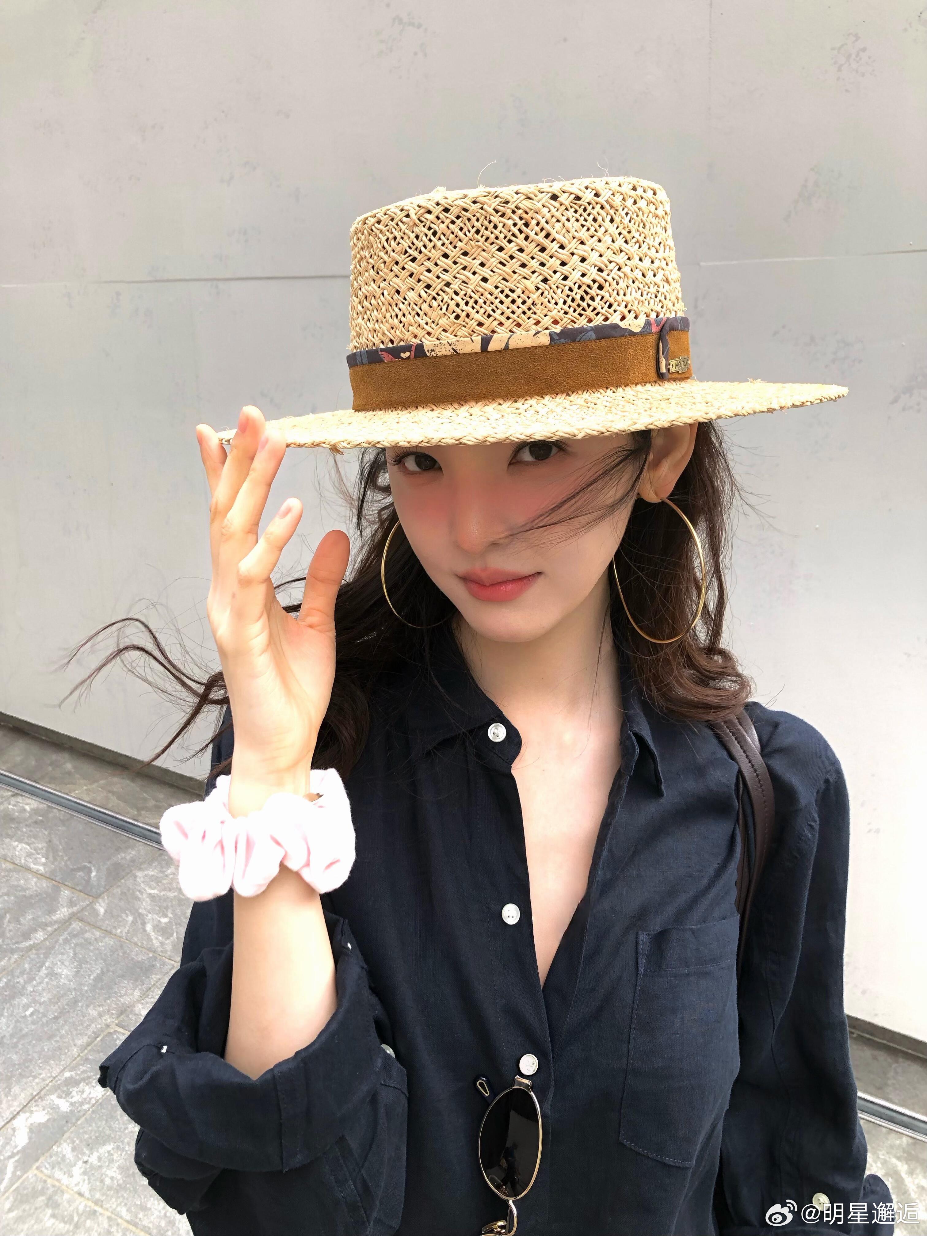 摄影师镜头下的章若楠，她好适合慵懒老钱风，美得毫不费力。