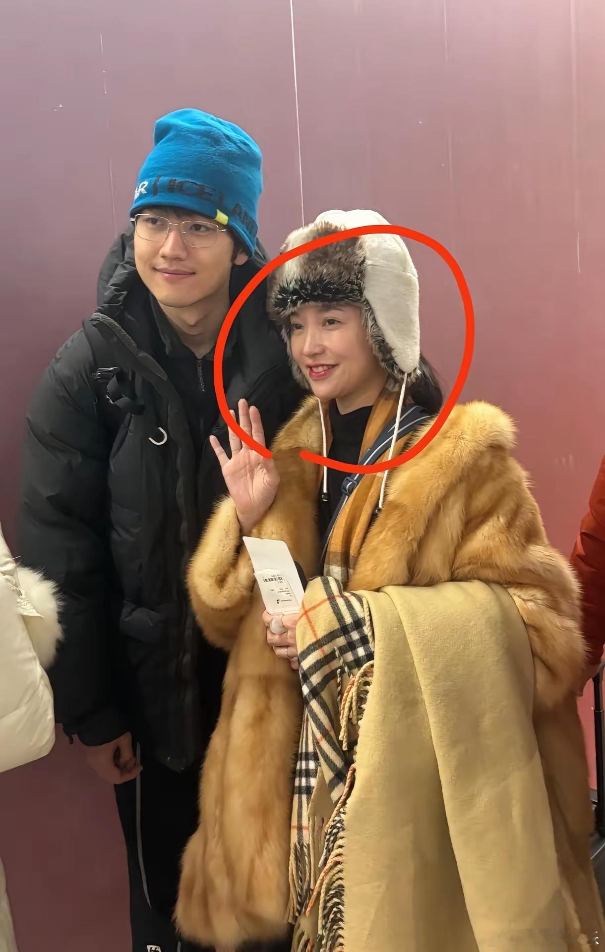 网友在冰岛偶遇金莎孙丞潇发现1个有意思的细节金莎穿着厚厚的的衣服，脸上只涂了一点