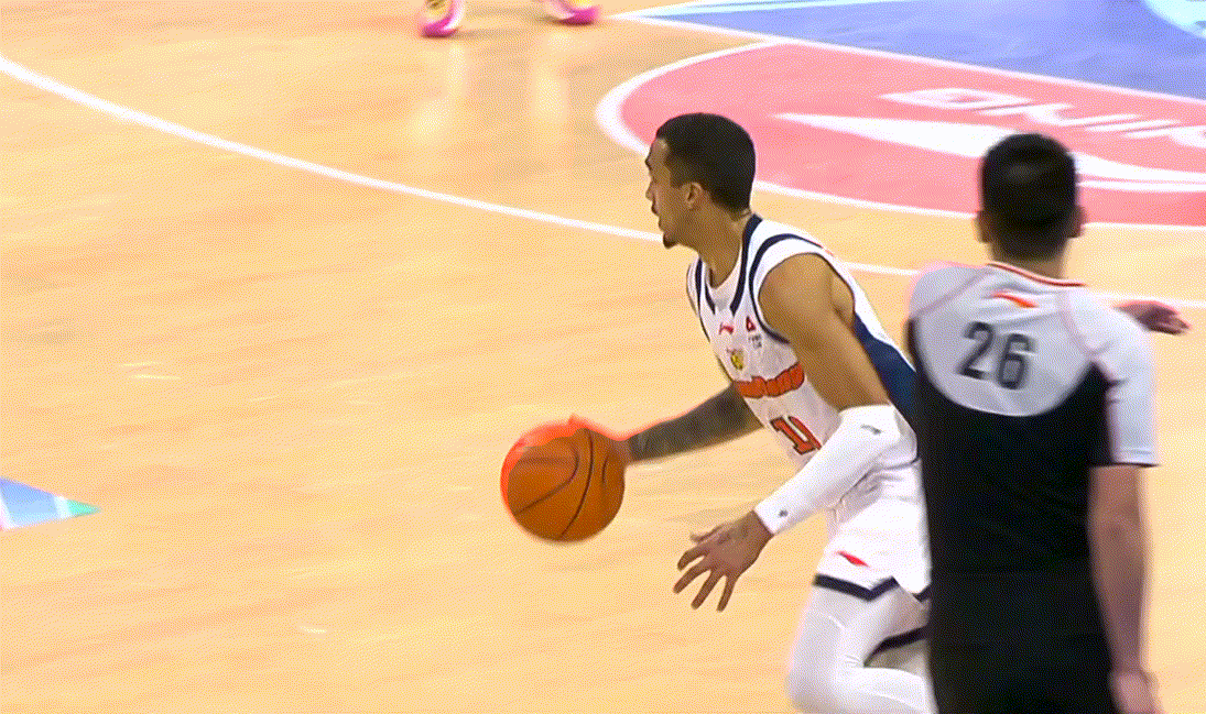 反击一条龙，萨姆纳广东队首分来了！两位锋卫摇摆人同时在场看得真过瘾啊，广东队转换