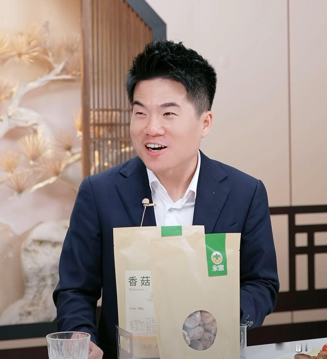 董宇辉又跟自家厨房过不去了[笑着哭]看他们端上来一盘菜，有菠萝、牛肉和香菇就问