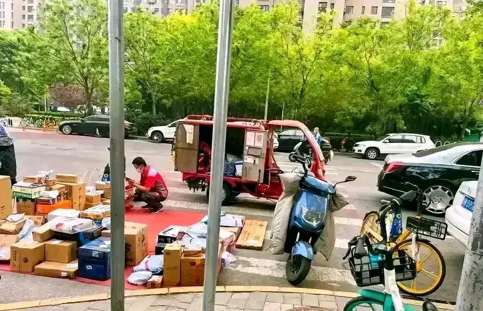 我们小区正规快递员基本都有单元楼门禁卡。但我们这栋楼一位快递员，每次都要在周末八