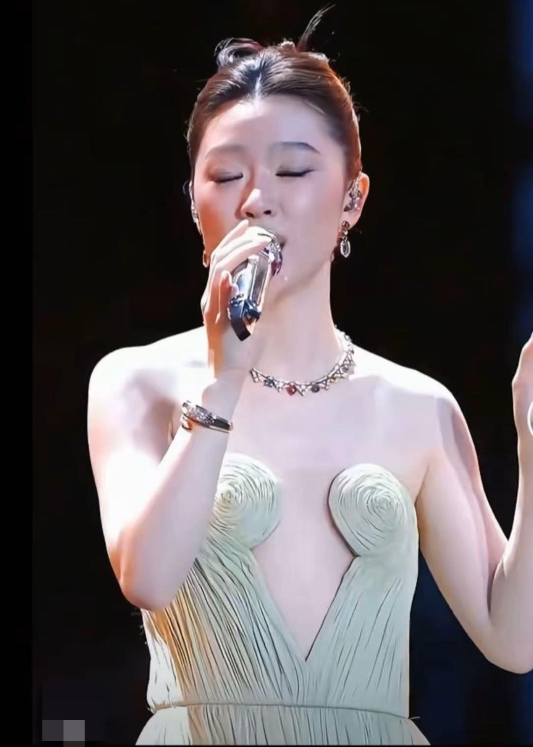 不放一起不知道张韶涵的含金量，包括她的妆造师。人靠衣装果然是对的，如果换一下