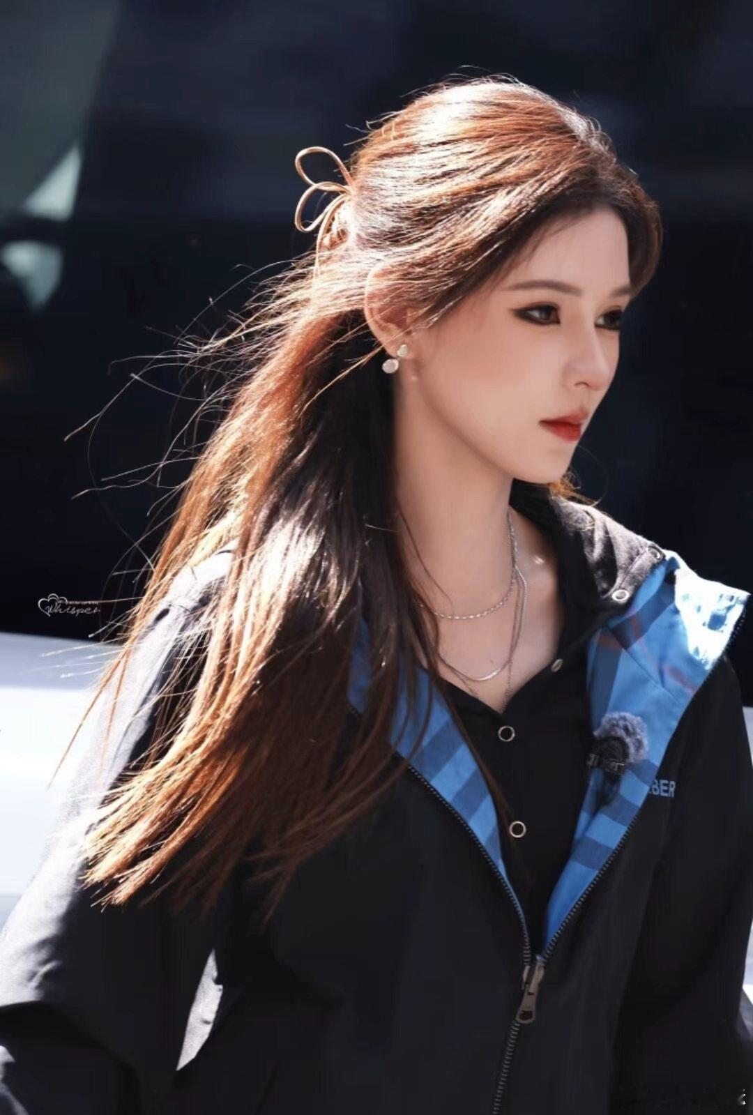 张予曦有高跟鞋驾驶证的女人魔法袍+高跟不违和，反而走出专属气场，“有证”说得理