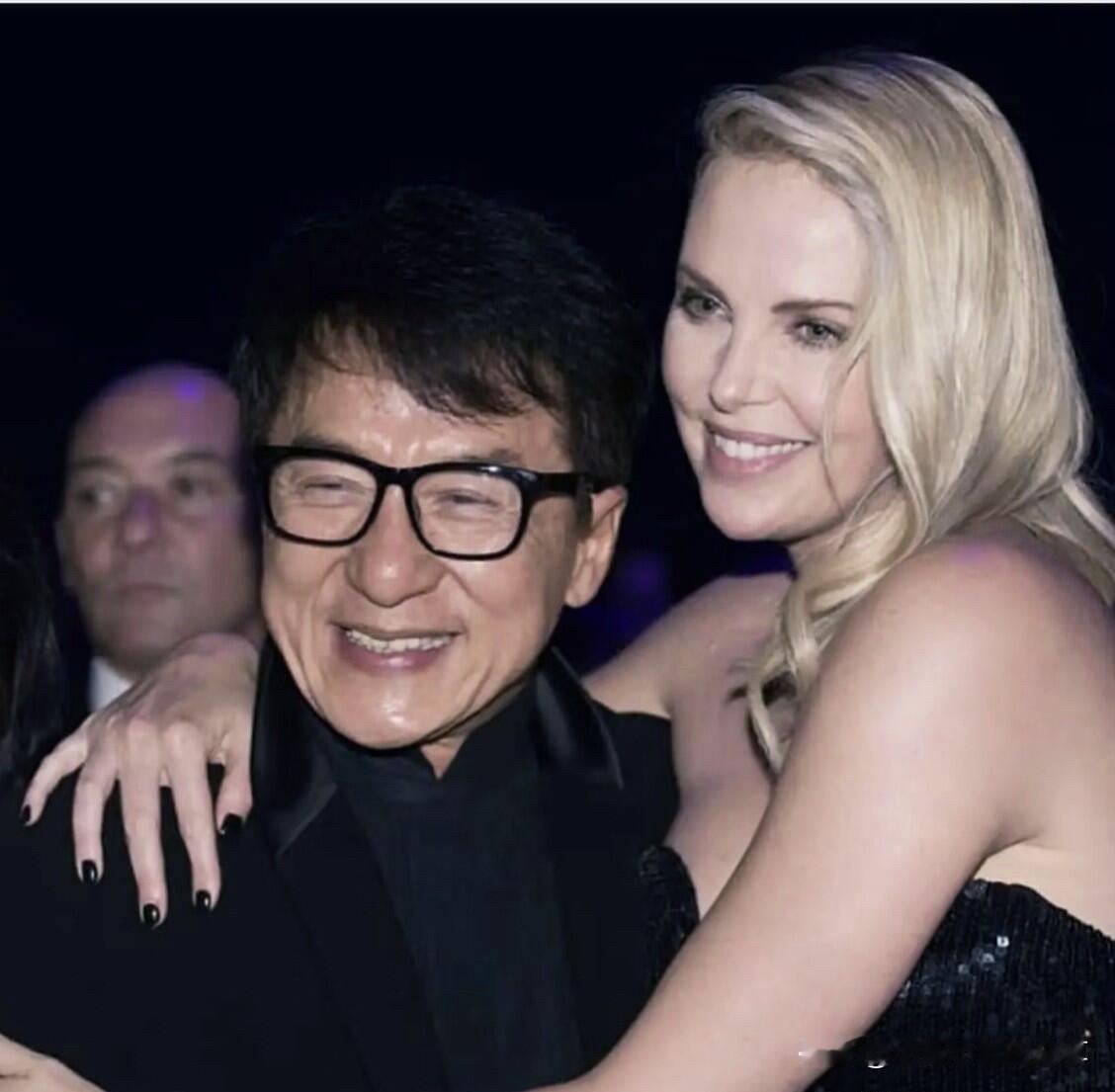 成龙不愧是国际巨星，不论是内娱的女明星，还是国外的女明星，很多人都喜欢跟他合影留