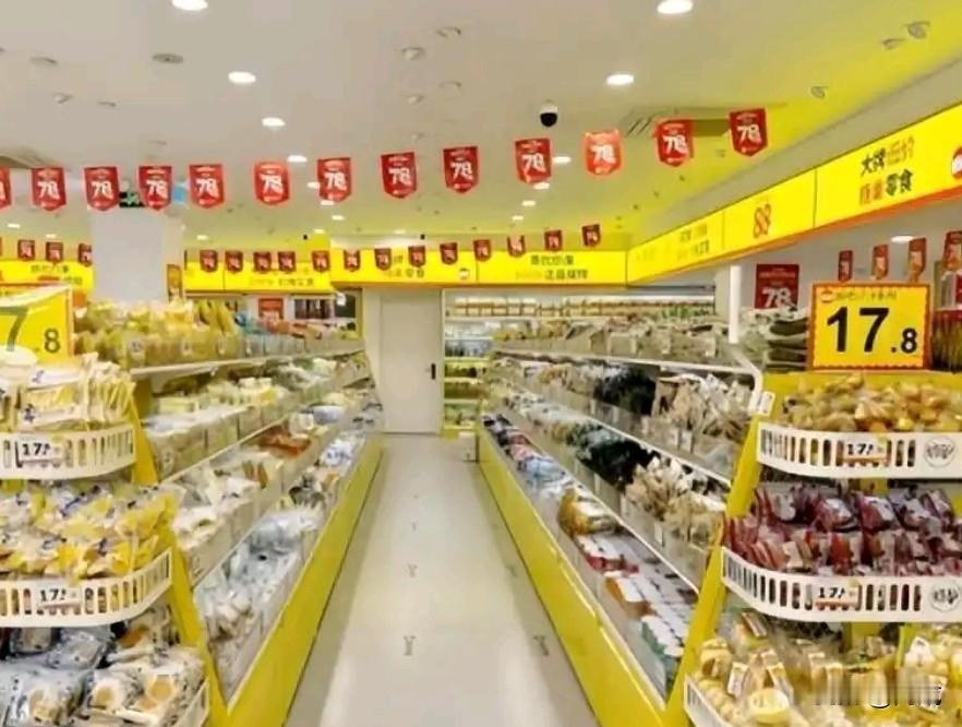 现在很多县城的街上，零食连锁店随处可见，一条几百米的商业街挤着四五家是常态。这些