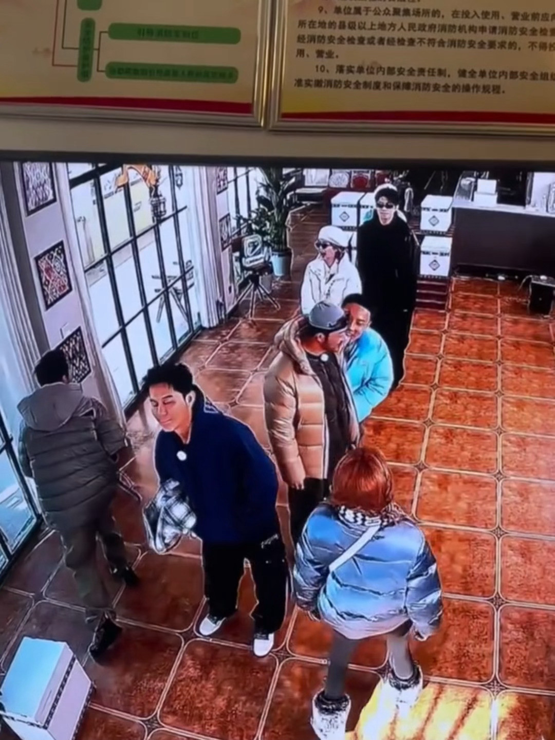 哈哈哈哈哈哈哈哈哈哈哈哈哈哈哈哈哈哈哈哈俺不中了，就这样在人群中精准见证了郑恺的