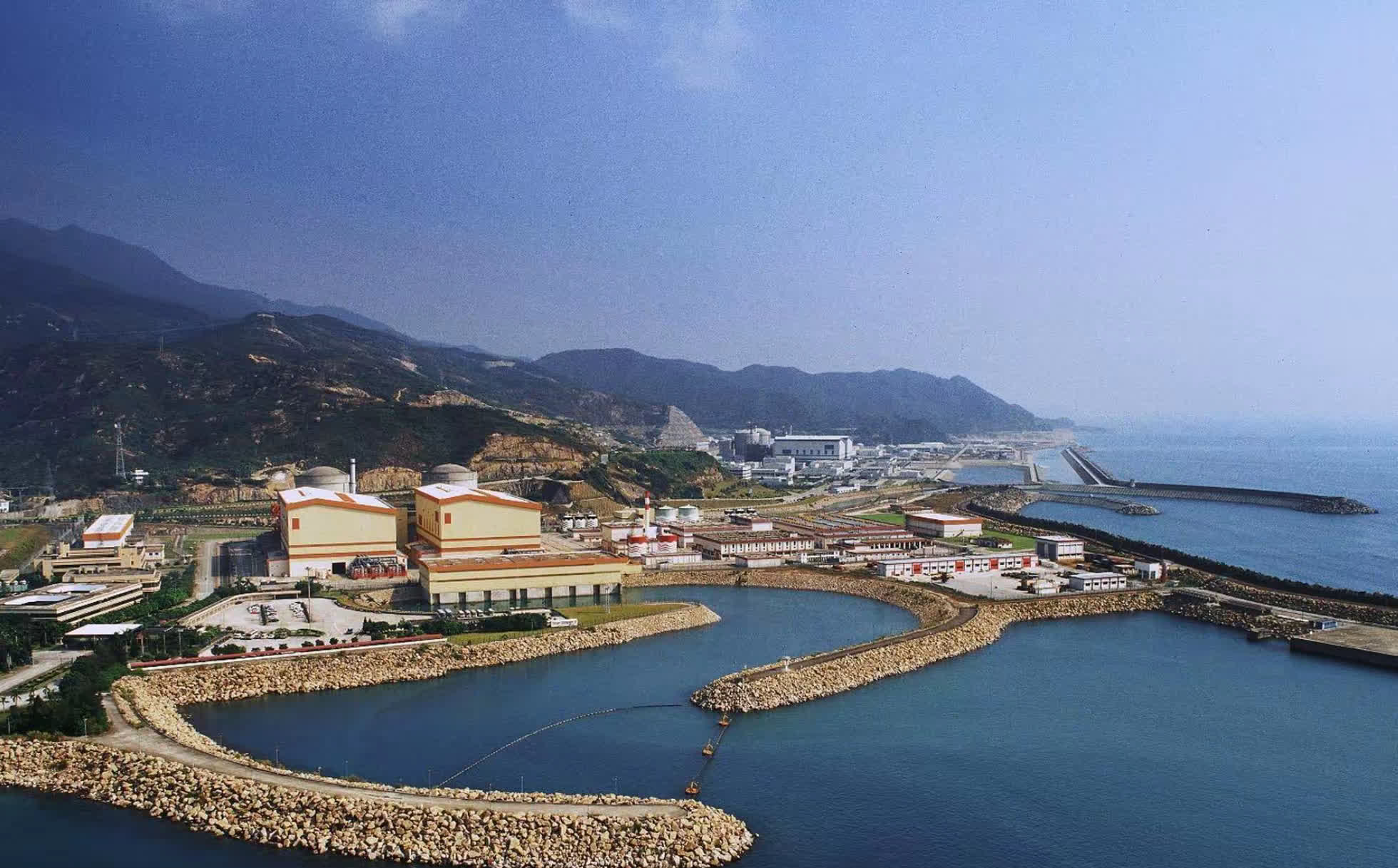 大亚湾核电站，作为我国大陆首座大型商用核电站，其安全防护标准比肩国际最高水平。厂