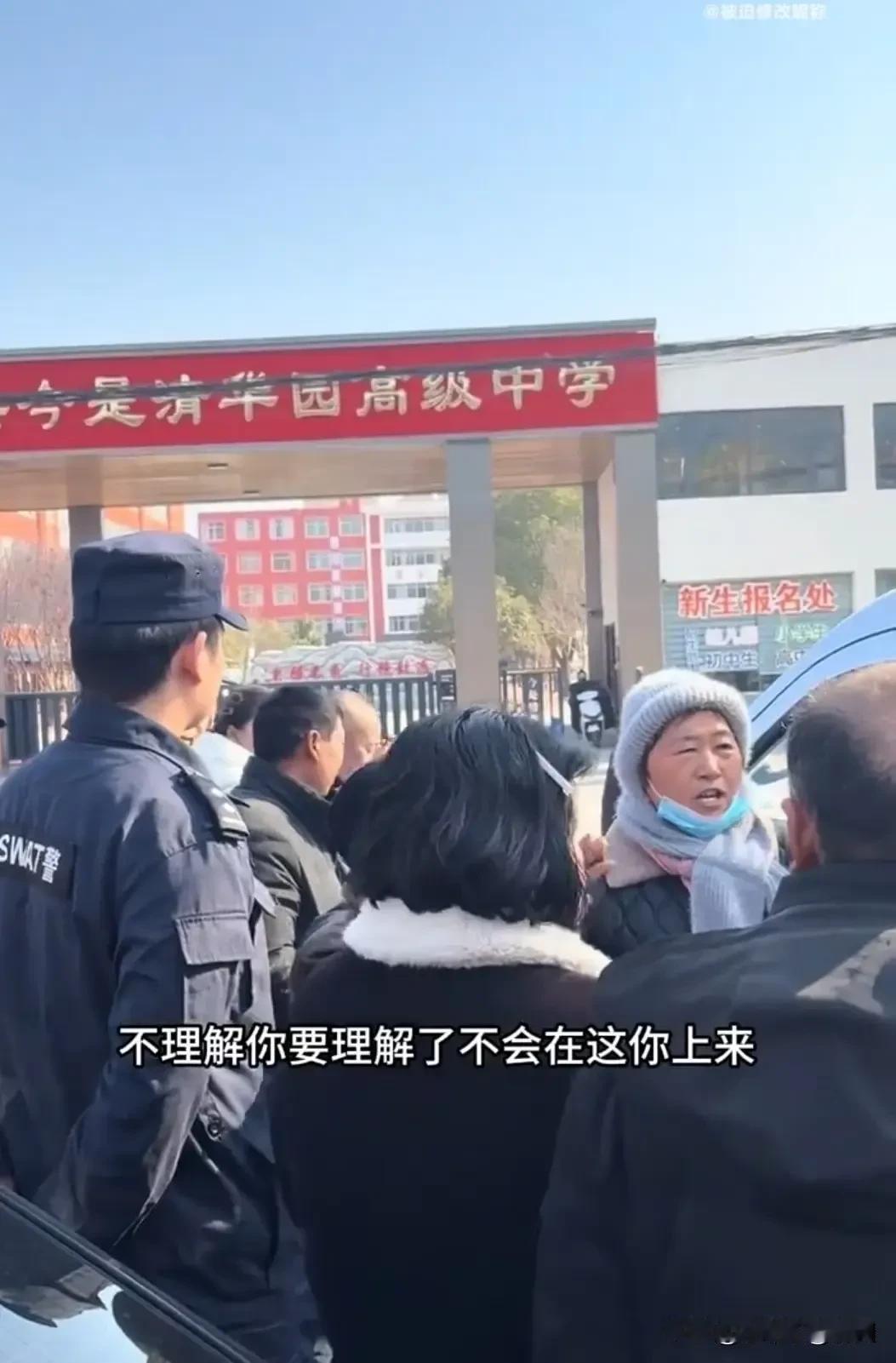 河南一学生在学校突然死亡，120送遗体去医院被家长强行拦车。事发1月8日，在河南