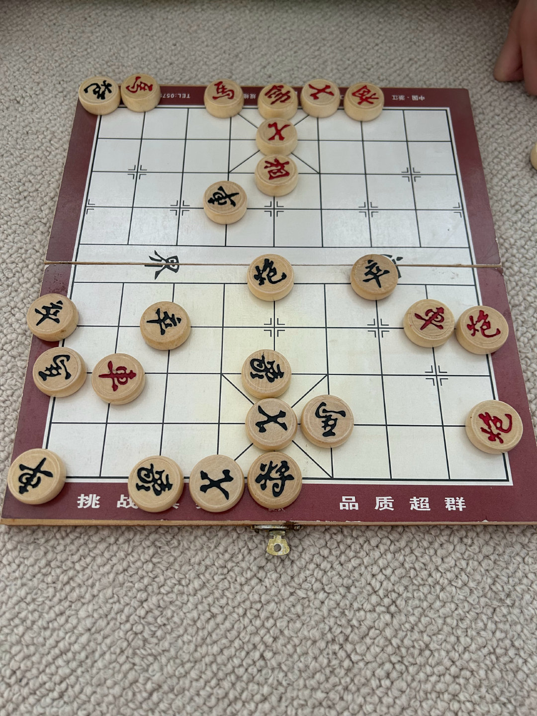 和女儿的这把象棋有点搞笑，一个大子都没受伤，结果两边的老将都被闷到家里随时会挂掉