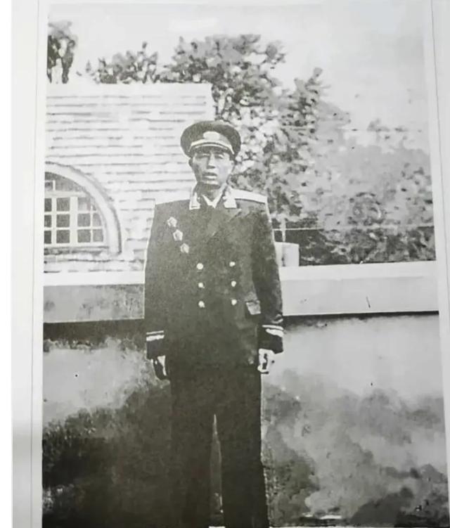 1943年，汉奸抓了个女八路，保长却拦着不让带走。汉奸队长王大麻子正要发火，保长