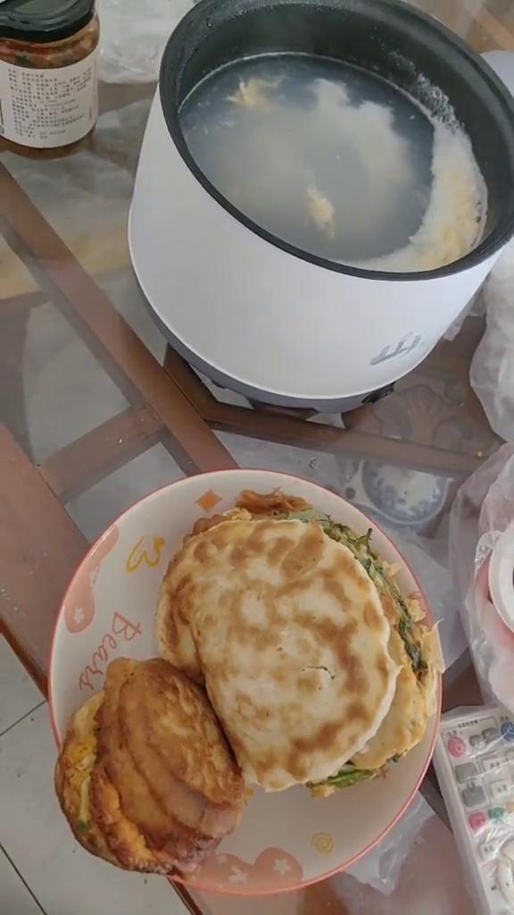今天早餐跑完五公里之后，两个饼，一个鸡蛋汤。