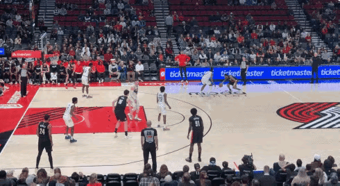 杨瀚森打出NBA职业生涯最霸气一扣，韦斯利突破助攻杨瀚森双手暴扣，拿下2+1，杨