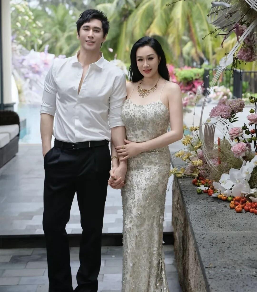 她真的是从年轻美到老，54岁了依旧美得发光，这样的气质和颜值，比许晴都要性感漂亮