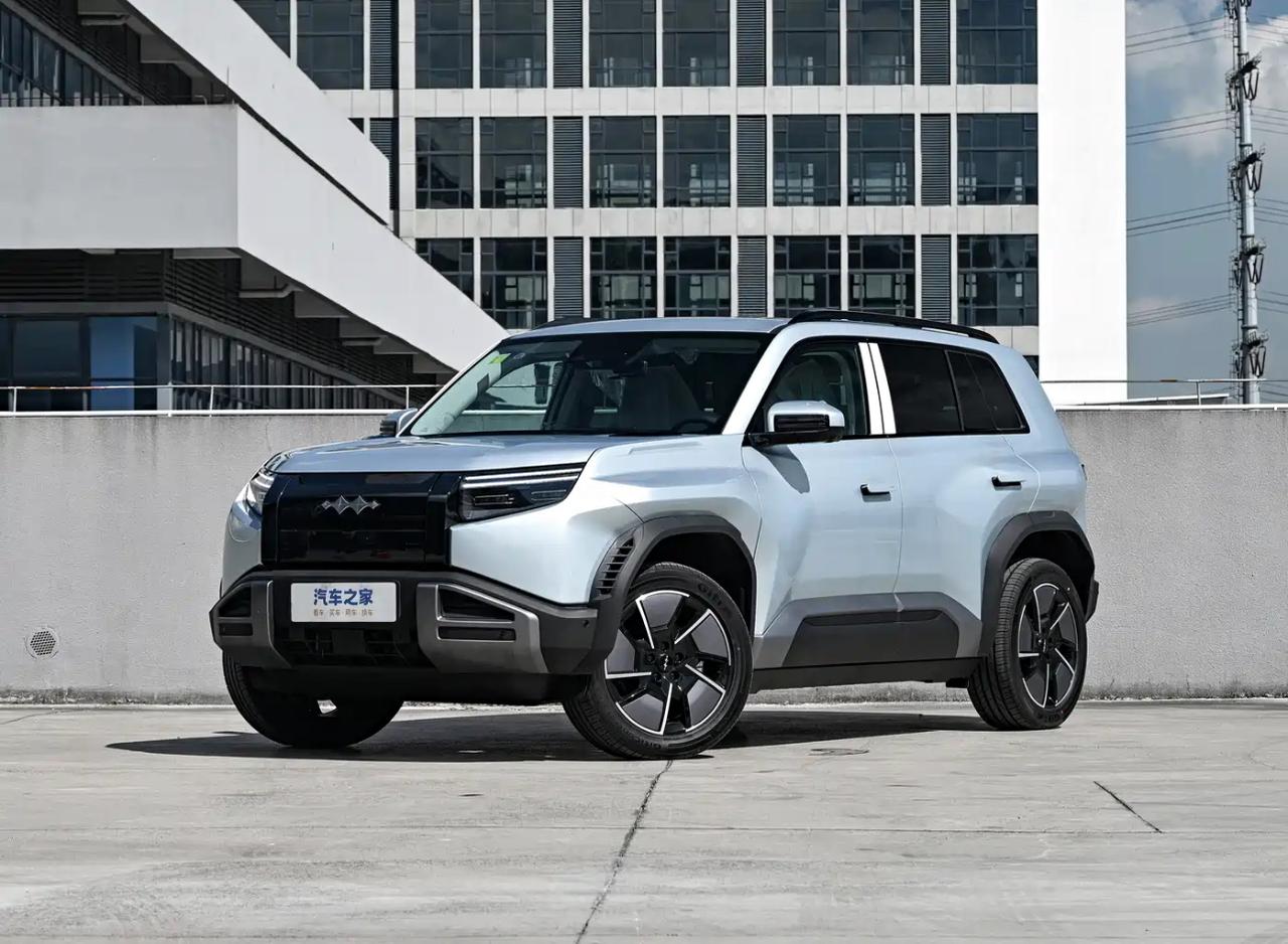 2025款方程豹钛3为比亚迪旗下方程豹品牌推出的纯电动紧凑型SUV，该车型于20