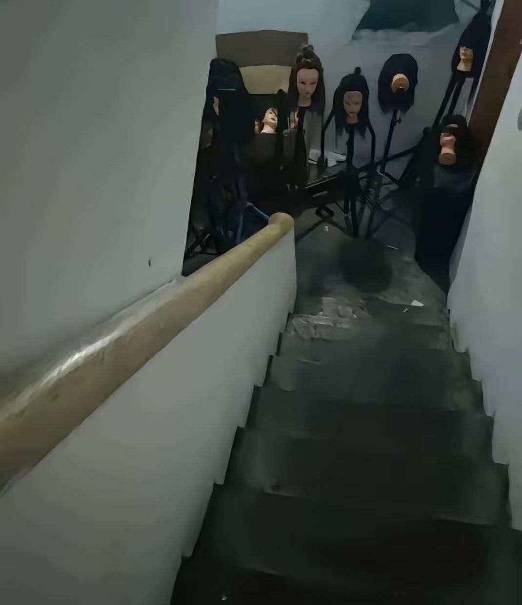 今天小区电梯坏了，我步行下去，一大早看到这一幕的心情谁懂？