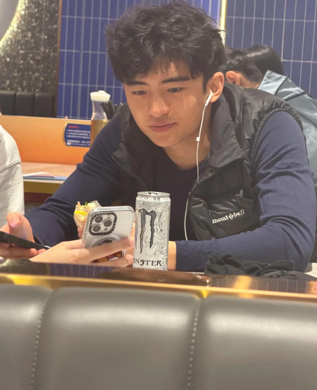 在深圳偶遇谢霆锋大儿子，真人长得太帅了，简直鹤立鸡群！近日，某网友在个人社交账