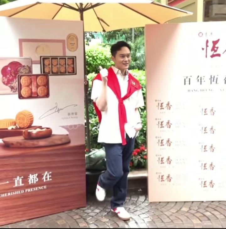 54岁张智霖，[比心]这是真帅遗传到了优秀基因[捂脸哭]儿子完美结合了父母的基因