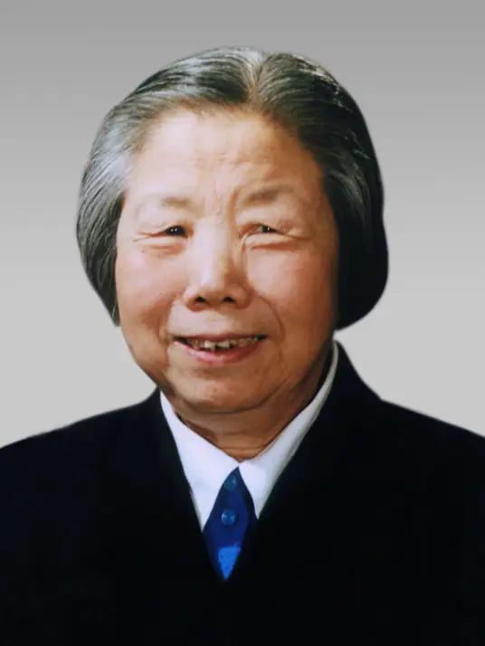 1992年7月，饱受病痛折磨的邓颖超，生命走到了最后的尽头。躺在病房里的她，已经
