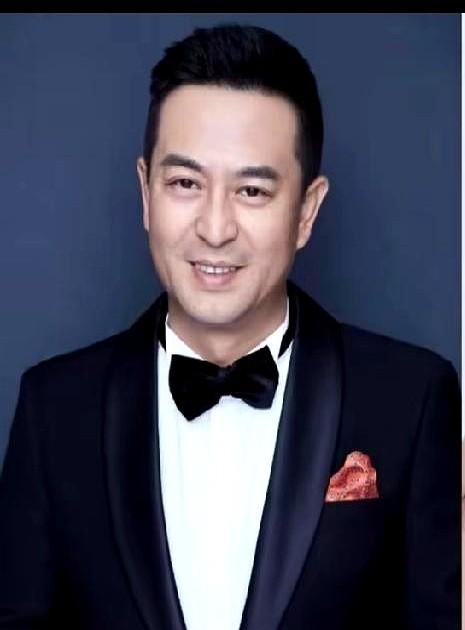 主持人当面问张嘉译，为啥都市剧总找王晓晨？他一本正经地答：她长得好看，还会撒娇，