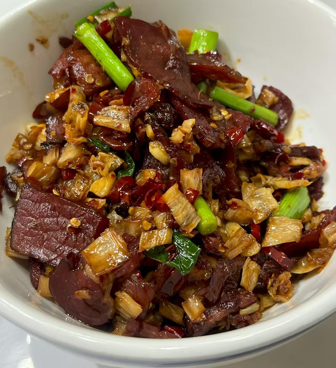 特别喜欢吃那种晒过的肉，也就是腊肉的味道，这个肉，已经把那种油腻的油脂过滤掉