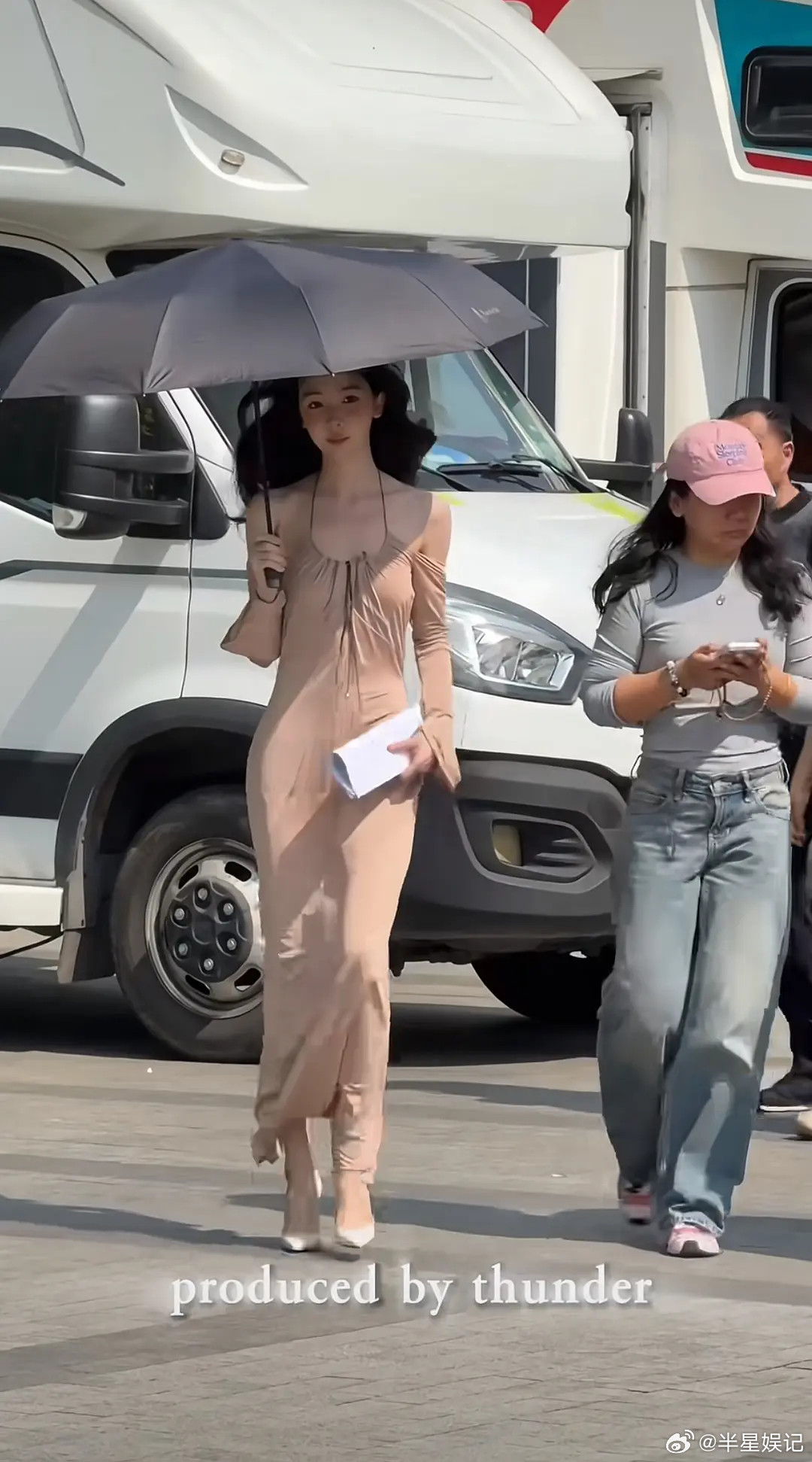 这两口子都被易梦玲艳压了好虐