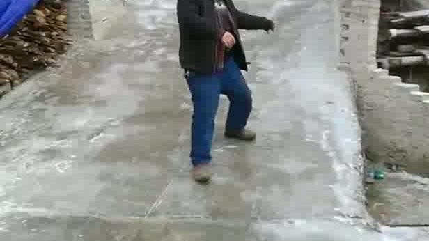 大哥,马路不是给你溜冰的,最后一下摔得不轻