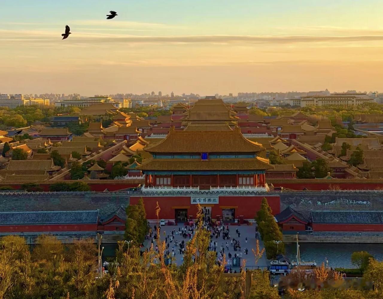 故宫就像一部活的历史书，见证了朝代的起起落落。明朝朱棣定都北京后修建了故宫，那时