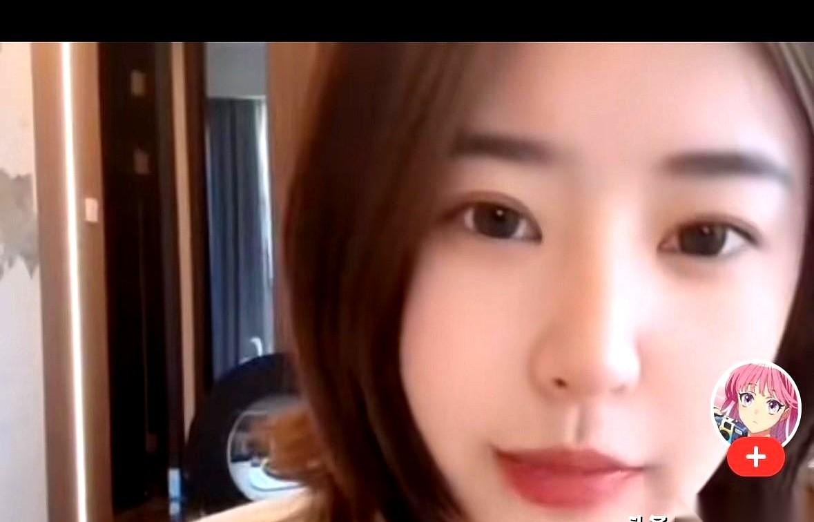黄一鸣的世界里，有两个“她”。一个活在她的嘴里：“我以前美得很有高度，室友拿手